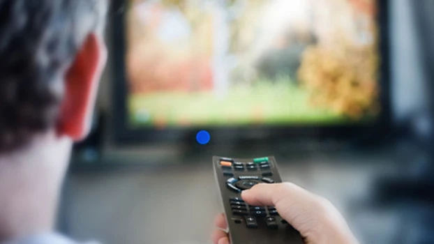 Un hombre cambiando de canal