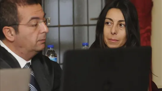 Isabel Carrasco, conversa con su abogado, Fermín Guerrero Isabel Carrasco, conversa con su abogado, Fermín Guerrero