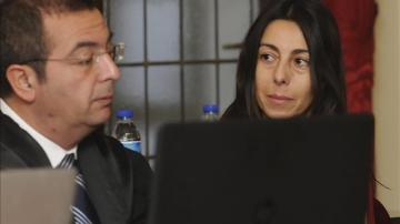 Isabel Carrasco, conversa con su abogado, Fermín Guerrero