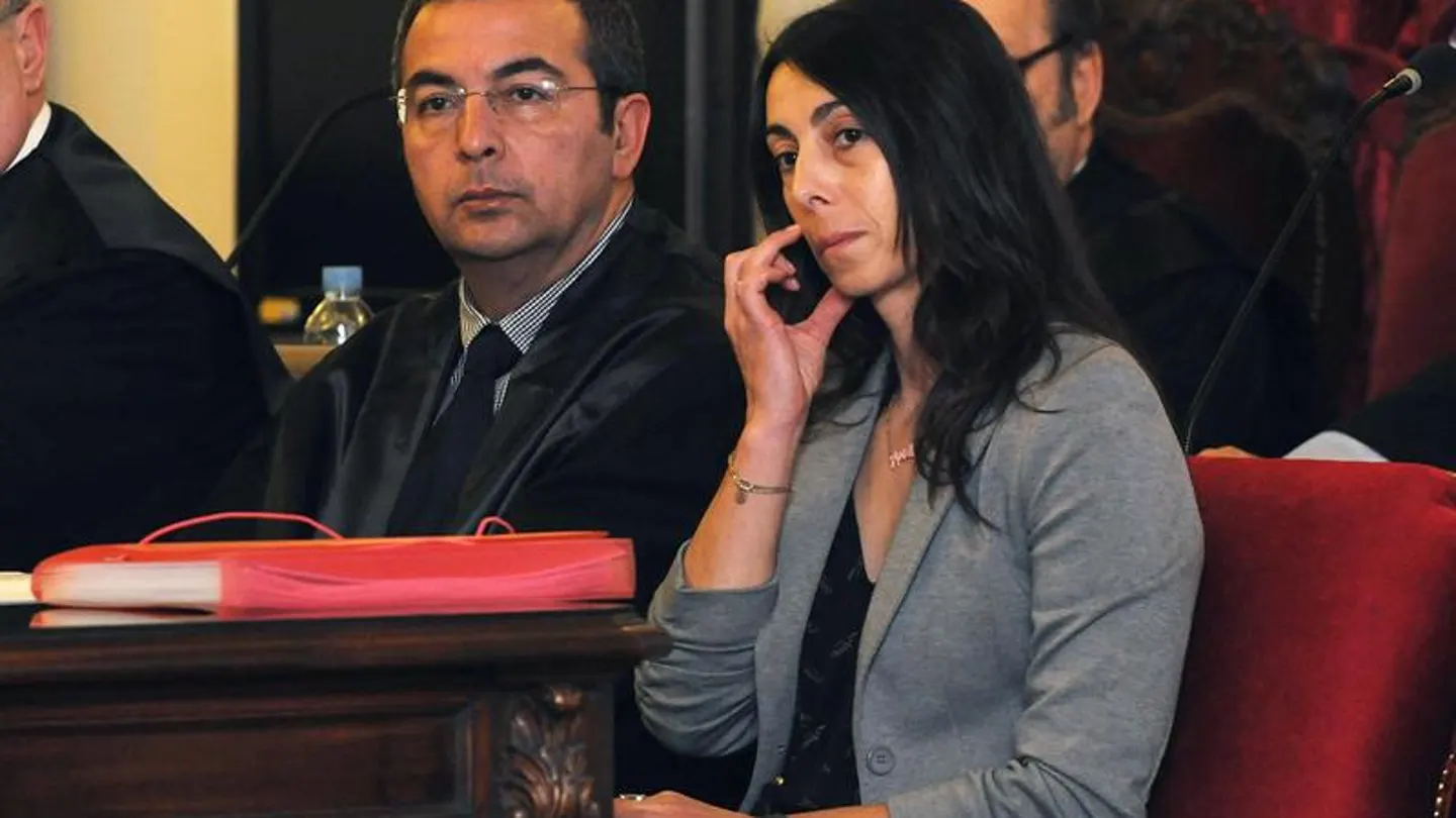 Raquel Gago junto a su abogado Raquel Gago junto a su abogado