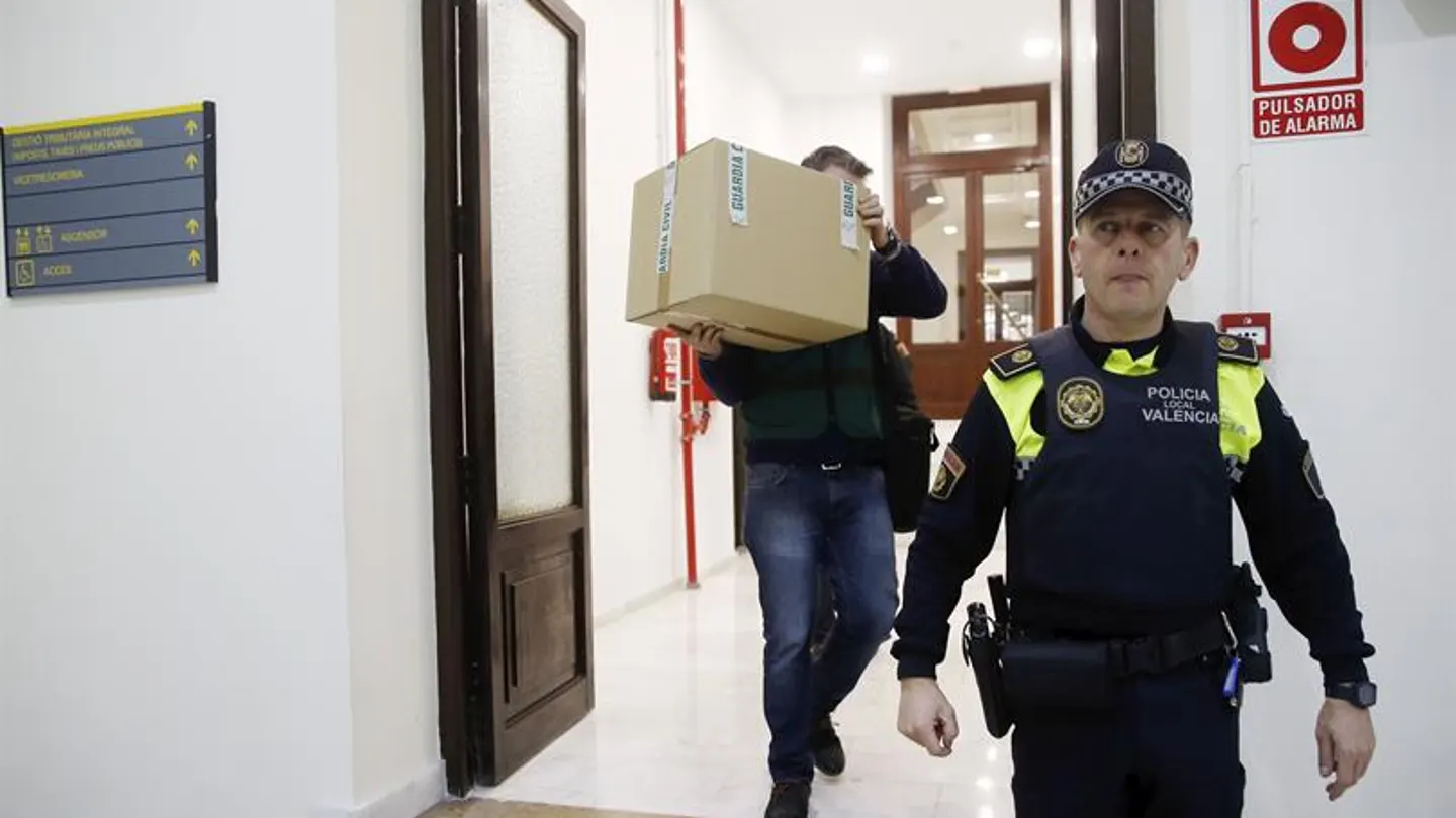 Un agente retira material requisado de las oficinas del PP en Valencia Un agente retira material requisado de las oficinas del PP en Valencia