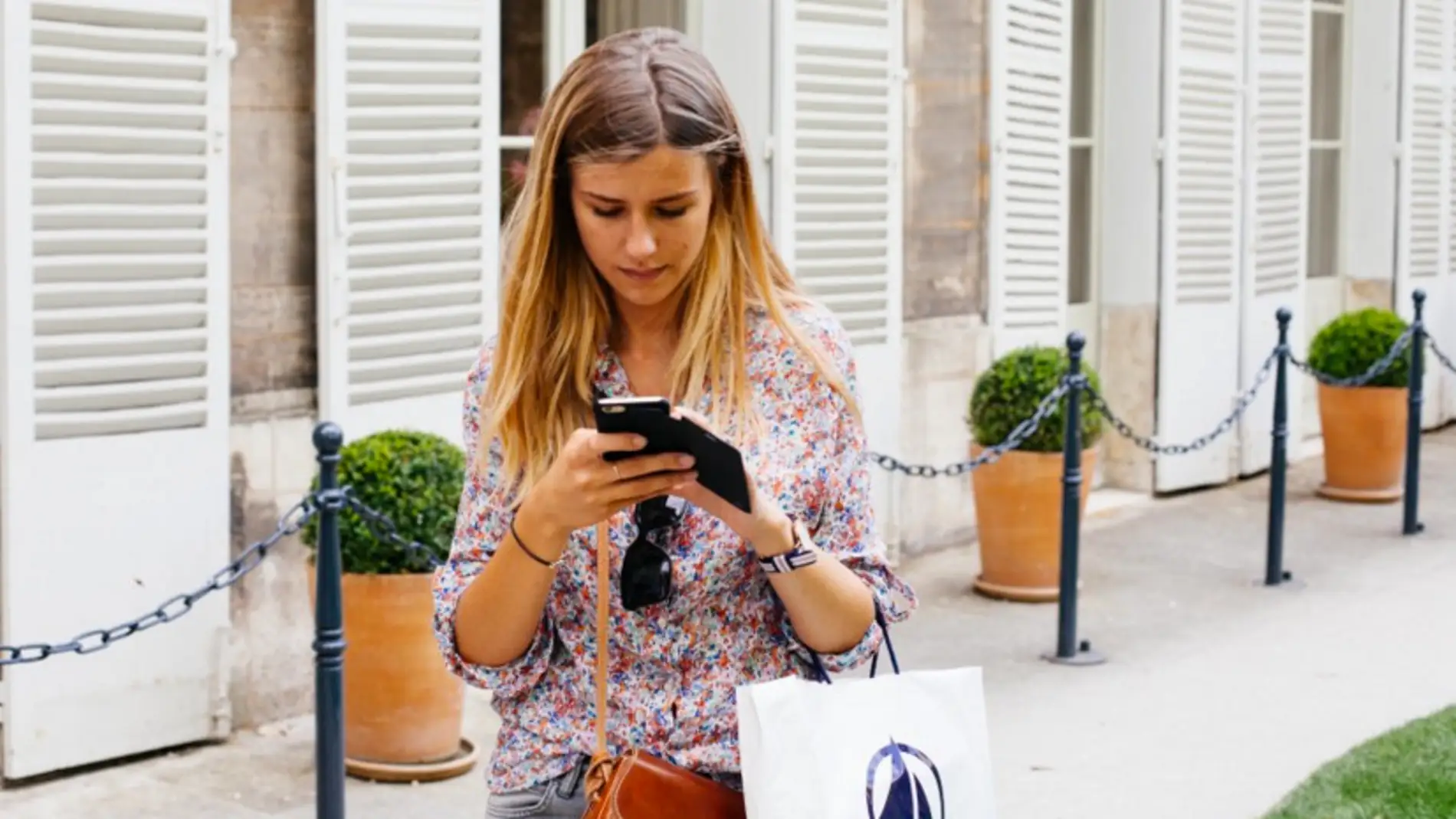 Una usuaria utilizando su teléfono móvil