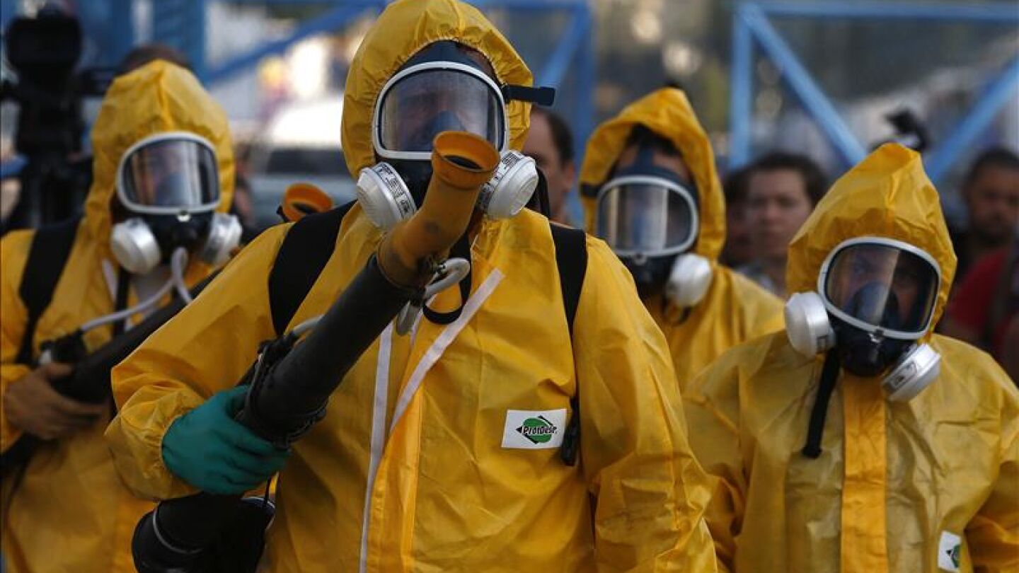 Los militares fumigando las zonas infectadas
