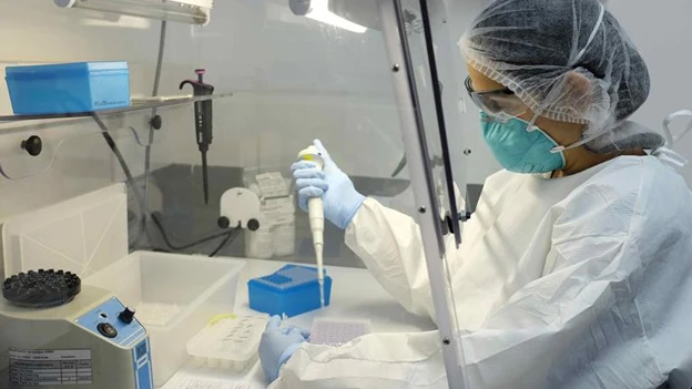 Una microbióloga en el laboratorio Una microbióloga en el laboratorio
