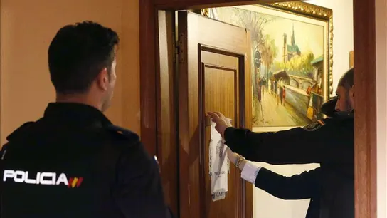 Agentes de Policía precintan una vivienda de Avilés Agentes de Policía precintan una vivienda de Avilés