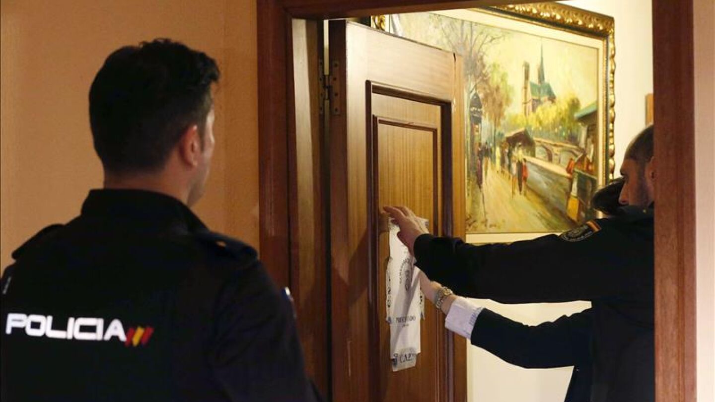 Agentes de Polic&iacute;a precintan una vivienda de Avil&eacute;s