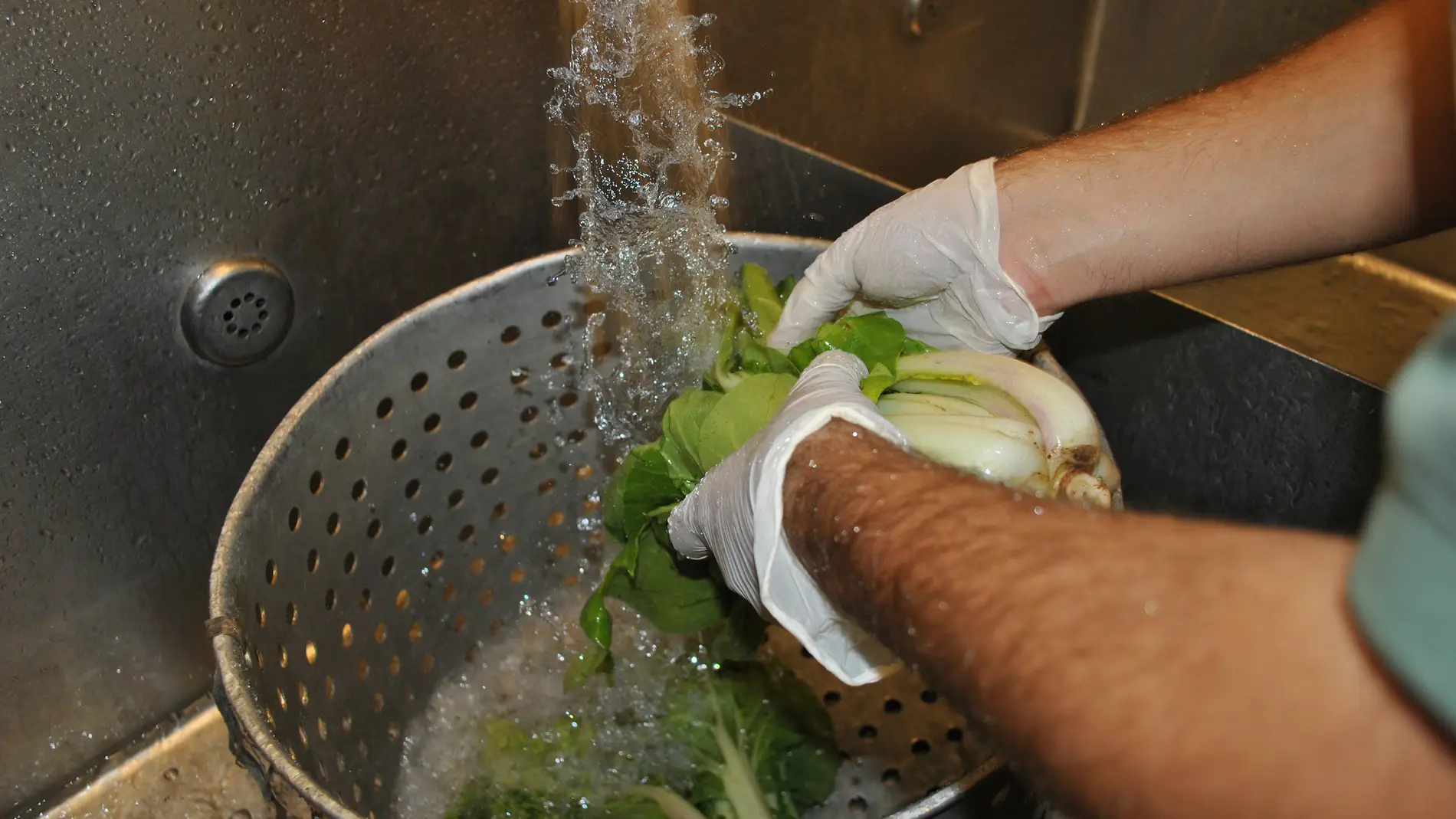 Lavar las frutas con agua