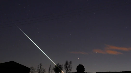 Meteorito cruzando el cielo Meteorito cruzando el cielo