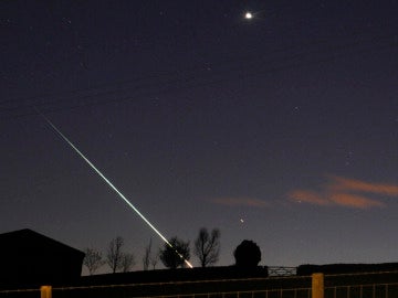 Meteorito cruzando el cielo Meteorito cruzando el cielo