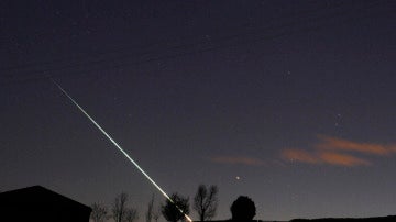 Meteorito cruzando el cielo