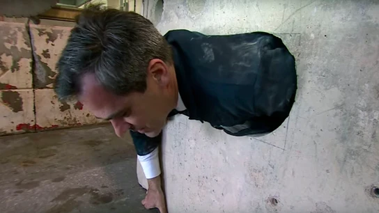 Daniel Sandford, reportero de la BBC, atrapado en un agujero al explicar un robo Daniel Sandford, reportero de la BBC, atrapado en un agujero al explicar un robo