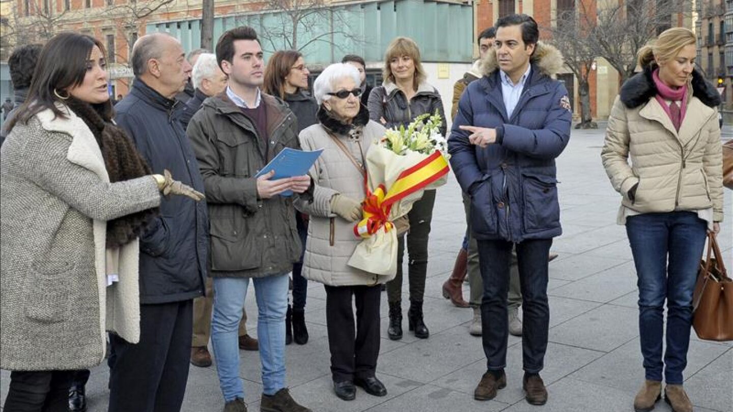 Autoridades y pol&iacute;ticos navarros homenajean a Jim&eacute;nez Becerril y a su esposa