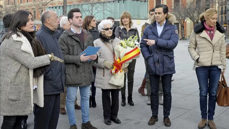 Autoridades y políticos navarros homenajean a Jiménez Becerril y a su esposa