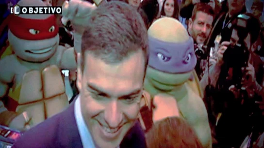 Pedro Sánchez, junto a dos Tortugas Ninja en Ifema Pedro Sánchez, junto a dos Tortugas Ninja en Ifema