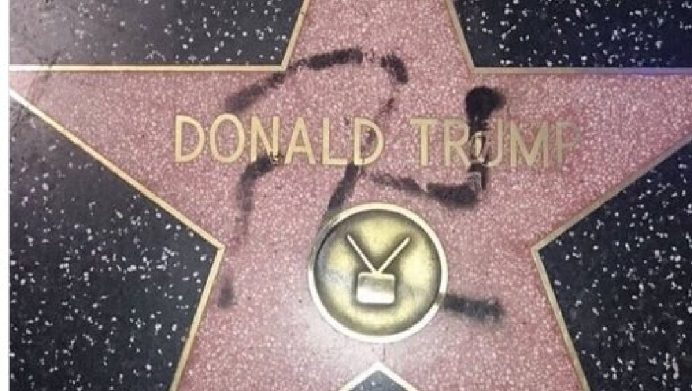 Esvástica en la estrella de Donald Trump