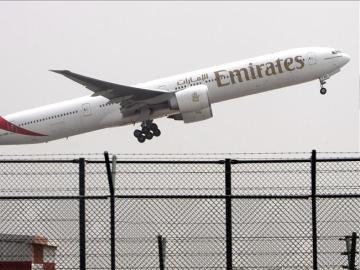 Un avión de las aerolineas Emirates despega del aeropuerto de Dubái Un avión de las aerolineas Emirates despega del aeropuerto de Dubái