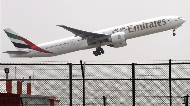 Un avión de las aerolineas Emirates despega del aeropuerto de Dubái