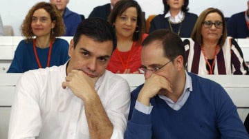 Pedro Sánchez y César Luena en el Comité Federal