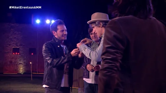 Intercambio de púas entre David DeMaría y Mikel Erentxun Intercambio de púas entre David DeMaría y Mikel Erentxun