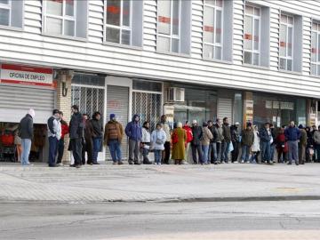 Varias persona forman una cola ante una oficina del INEM Varias persona forman una cola ante una oficina del INEM