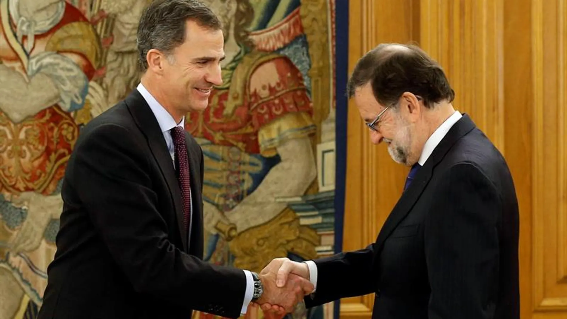 El rey Felipe VI saluda a Mariano Rajoy