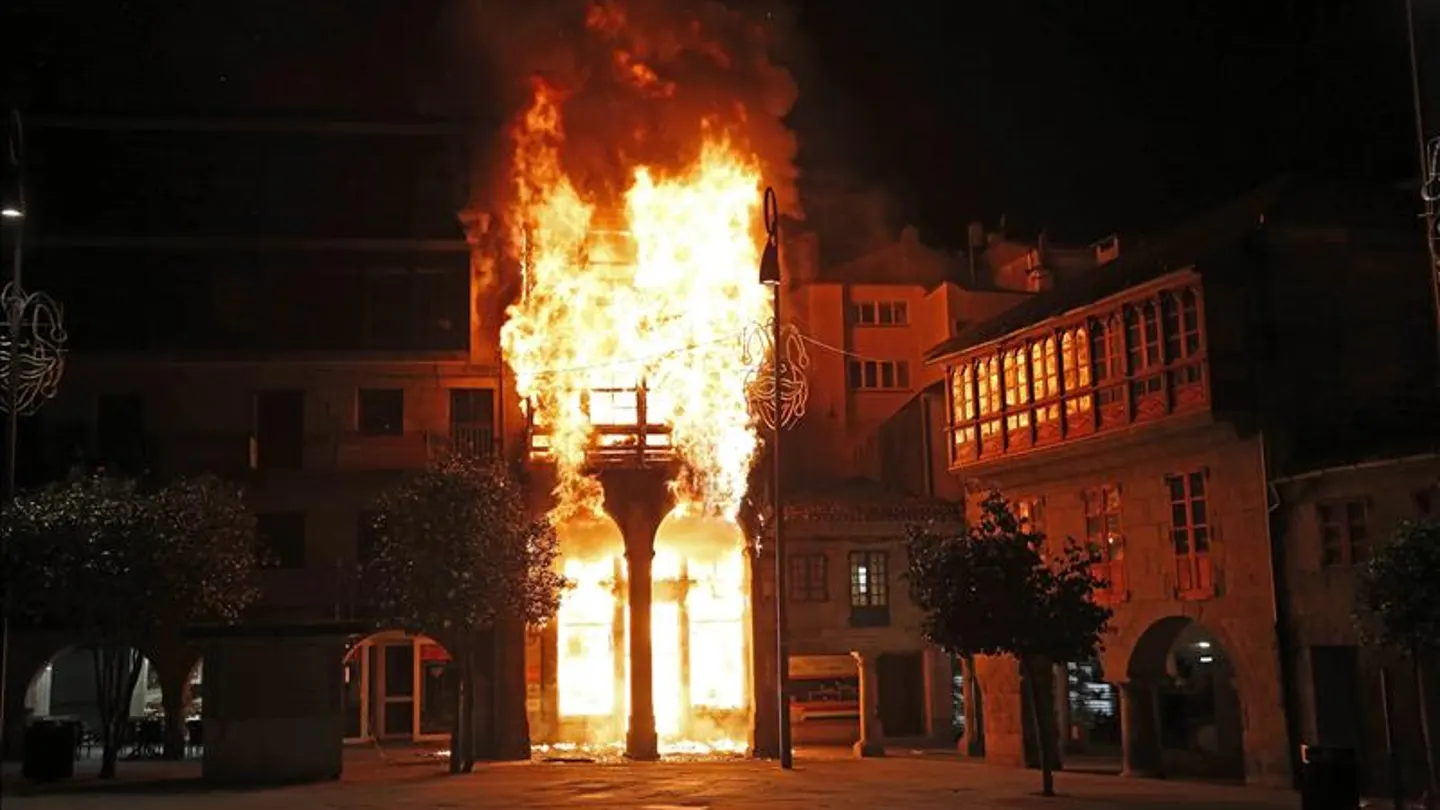 Incendio en un edificio en el centro de Pontevedra Incendio en un edificio en el centro de Pontevedra