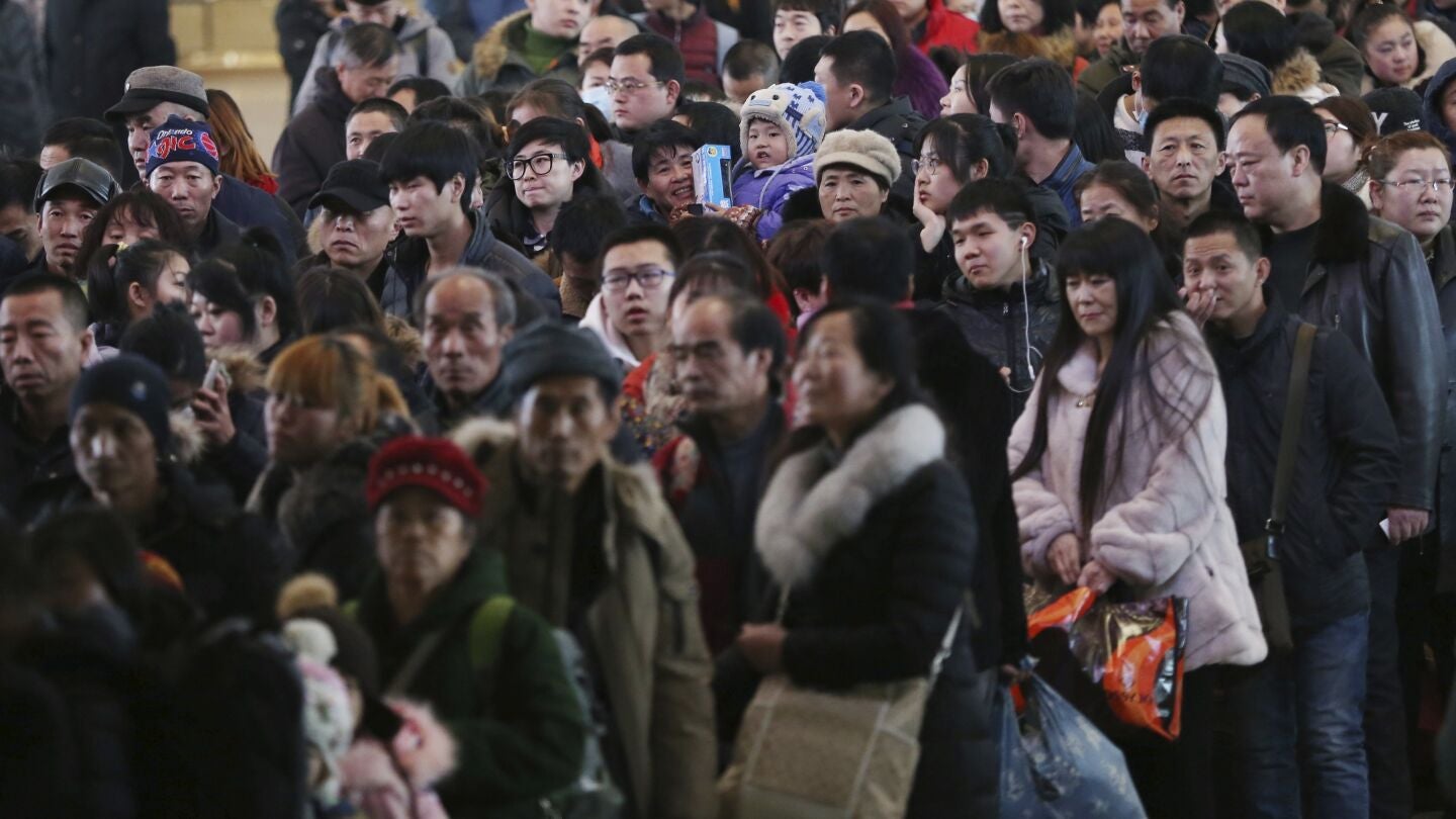 Pasajeros esperan para coger el tren por el A&ntilde;o Nuevo Chino