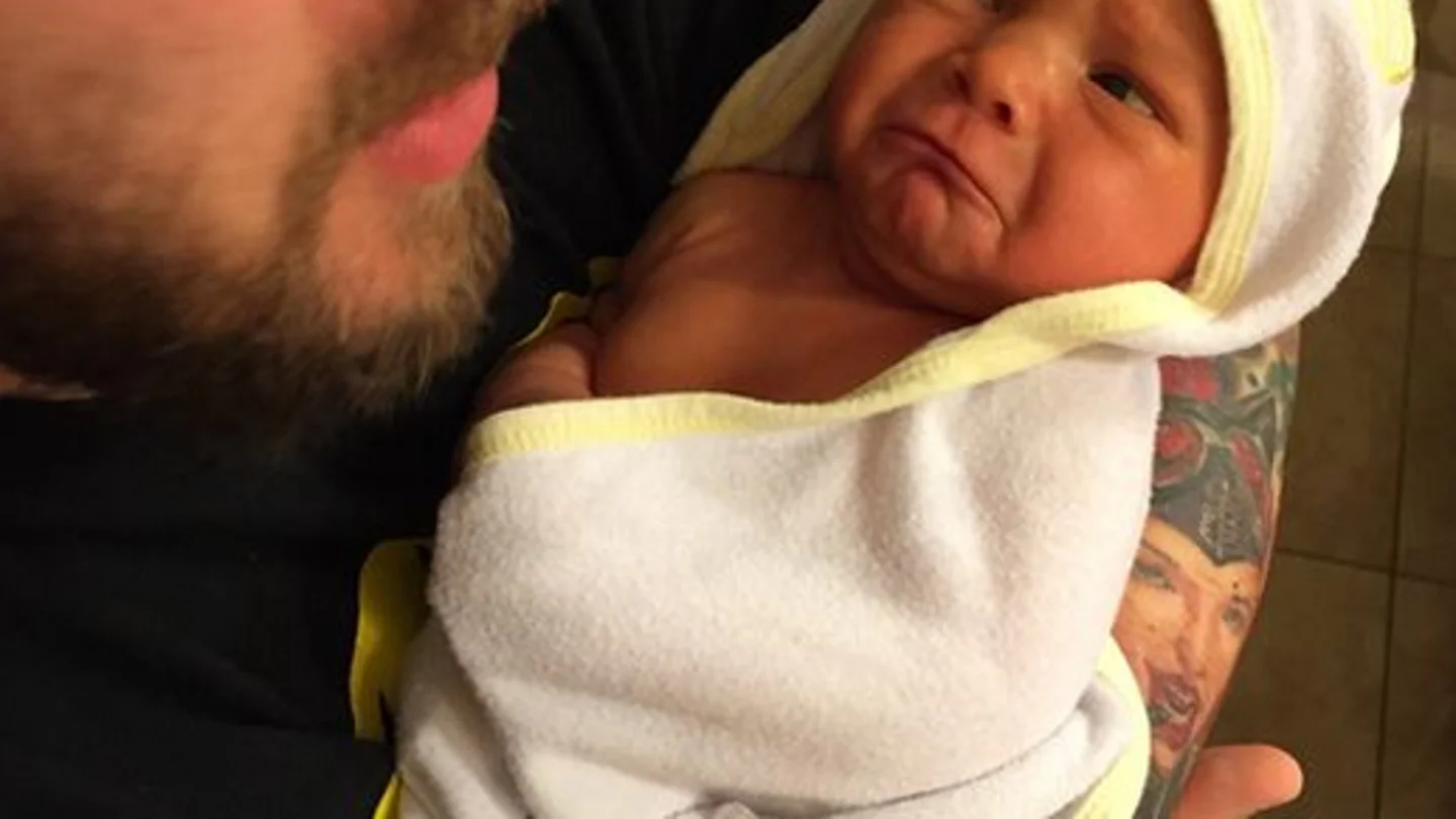 El padre primerizo mostrando el primer baño de su bebé El padre primerizo mostrando el primer baño de su bebé