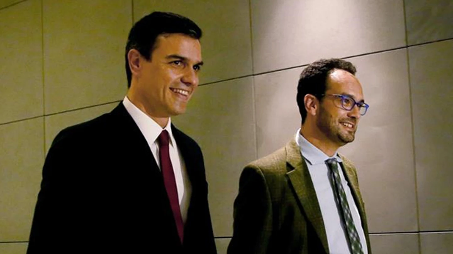 Pedro Sánchez y Antonio Hernando en una imagen de archivo Pedro Sánchez y Antonio Hernando en una imagen de archivo