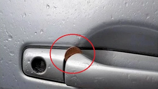 Moneda en la maneta de un coche