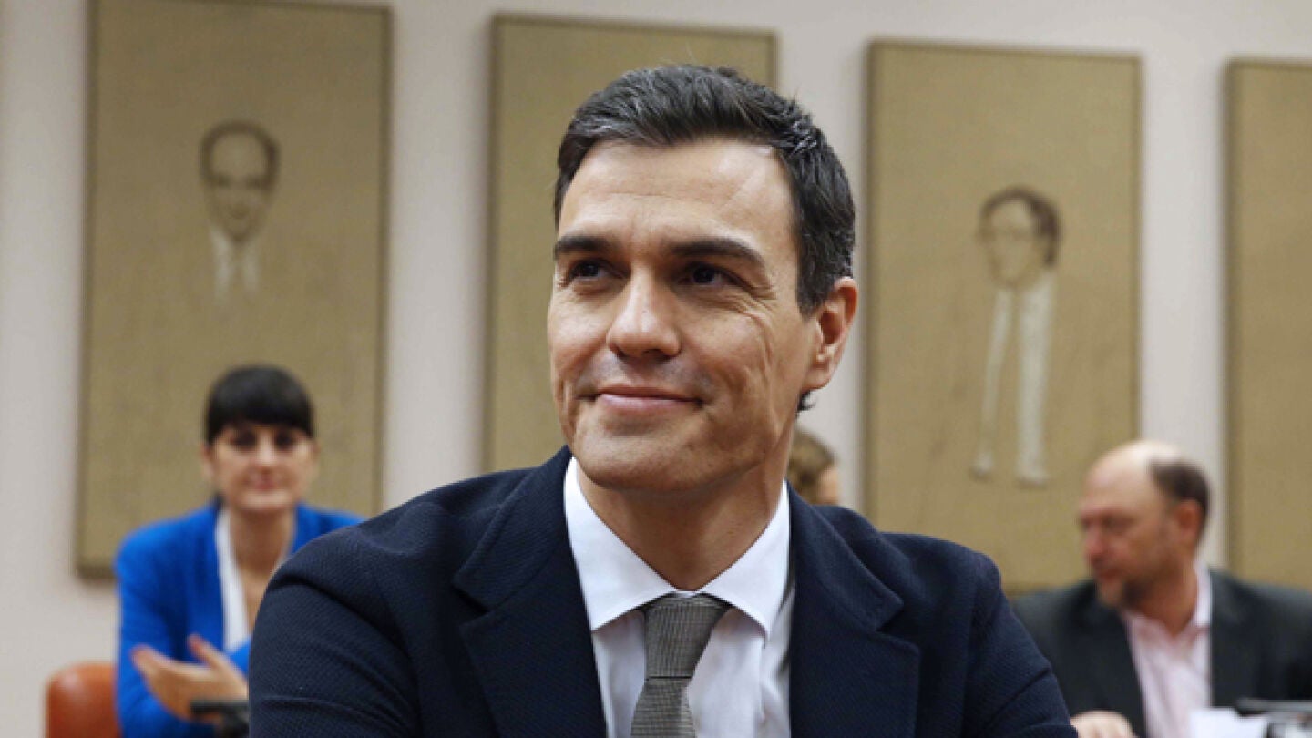 Pedro S&aacute;nchez habla con su grupo en el Congreso