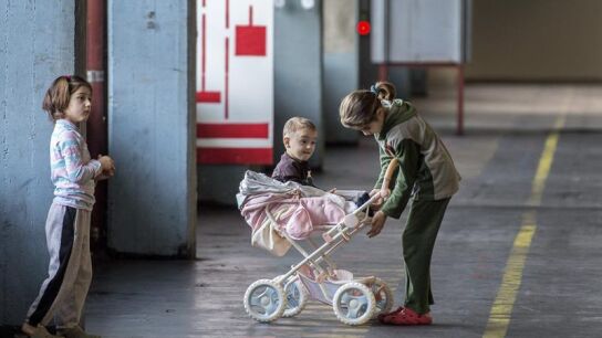 Unos ni&ntilde;os juegan en un centro de refugiados en Alemania