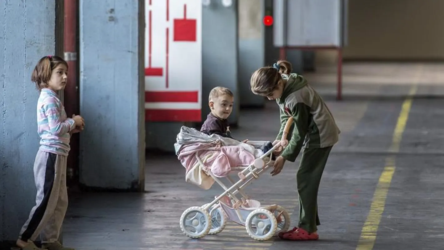 Unos niños juegan en un centro de refugiados en Alemania Unos niños juegan en un centro de refugiados en Alemania