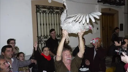 Pasean a la pava en Cazalilla al no poder tirarla desde el campanario Pasean a la pava en Cazalilla al no poder tirarla desde el campanario