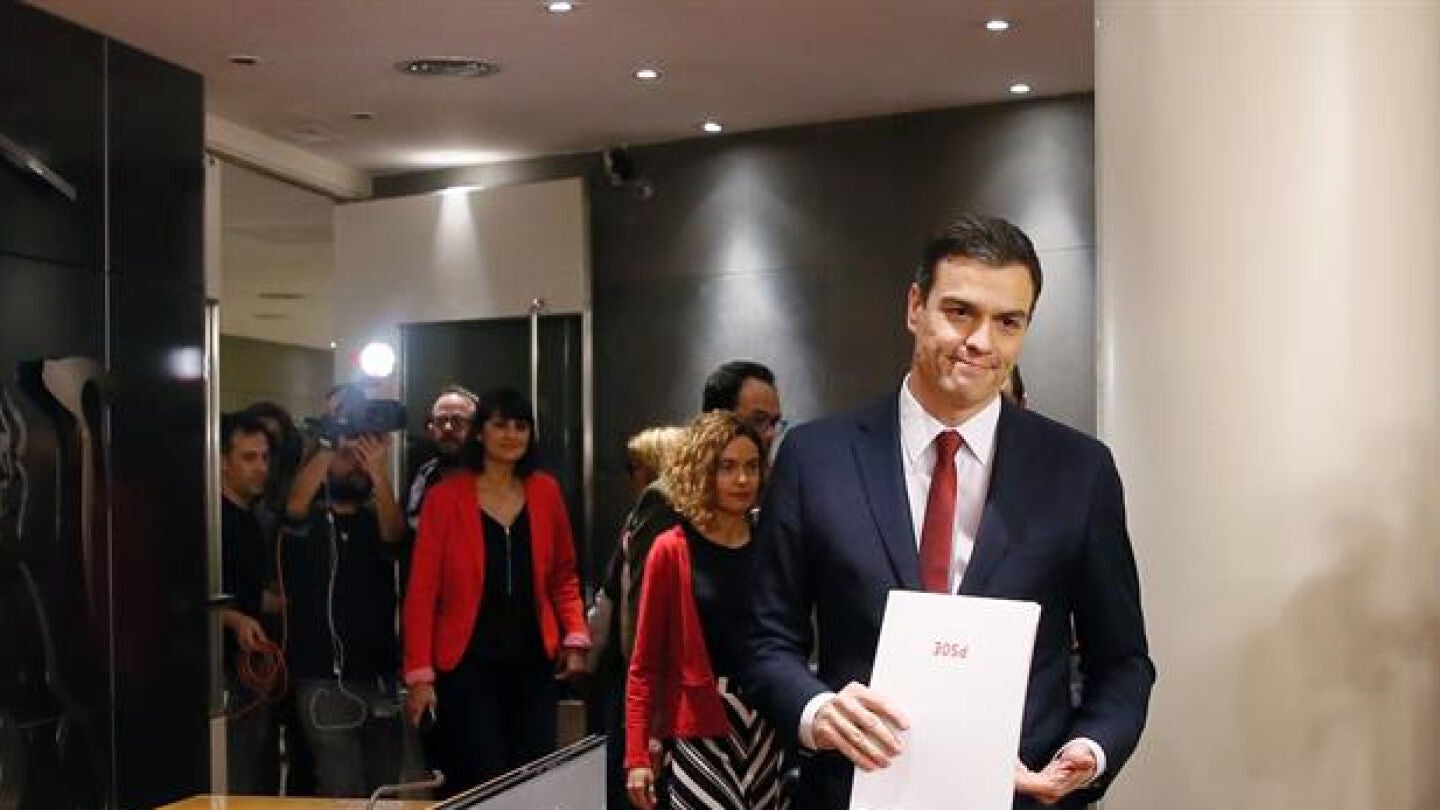 Pedro S&aacute;nchez antes de iniciar una rueda de prensa