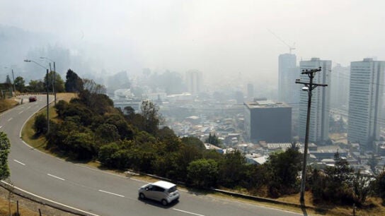 Humo de un incendio pr&oacute;ximo a Bogot&aacute;
