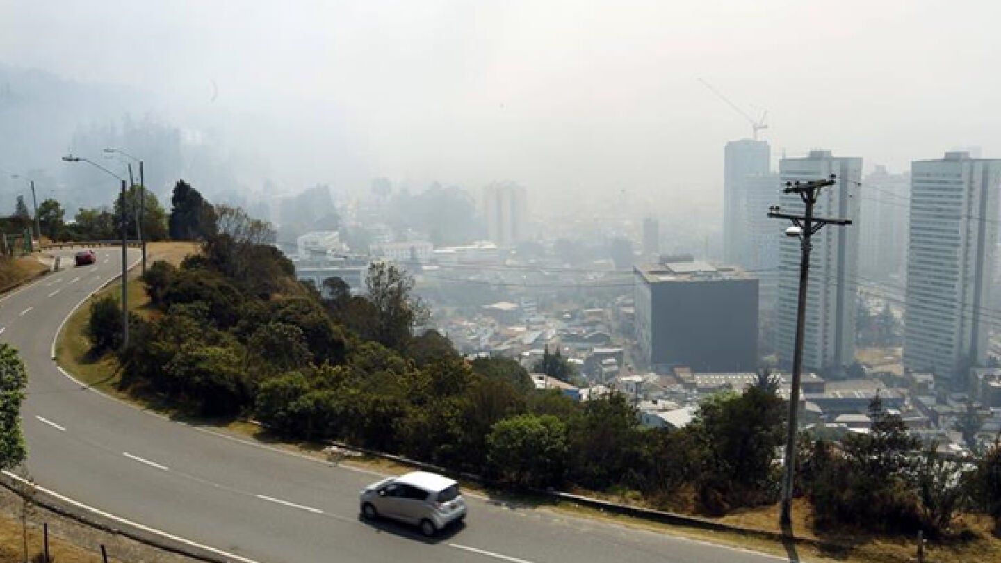 Humo de un incendio pr&oacute;ximo a Bogot&aacute;