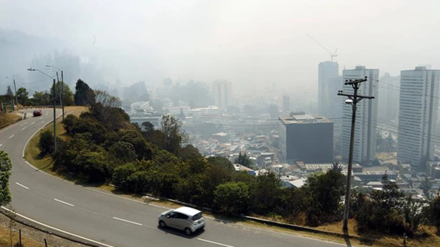 Humo de un incendio próximo a Bogotá Humo de un incendio próximo a Bogotá
