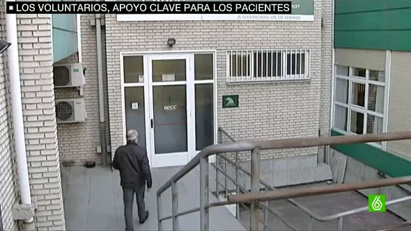 Voluntario entrando en una sede de AECC Voluntario entrando en una sede de AECC