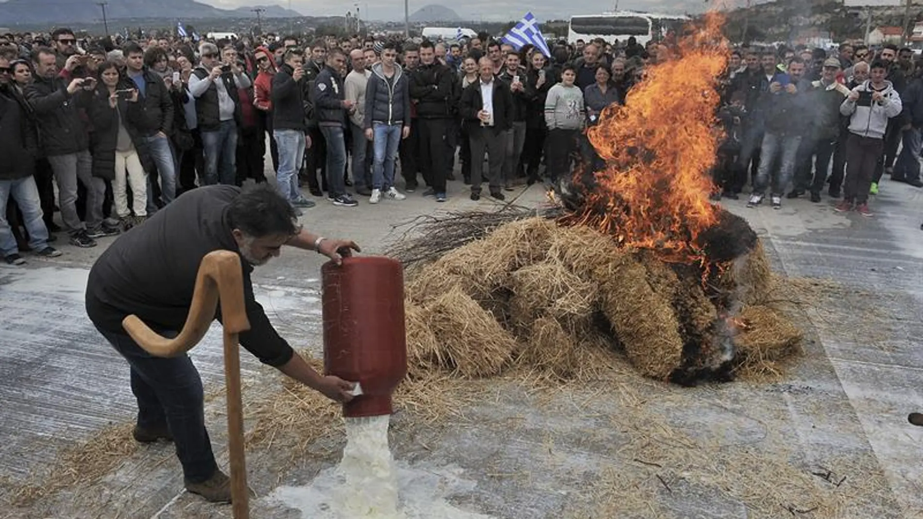 Agricultores griegos protestando en contra de la reforma de las pensiones