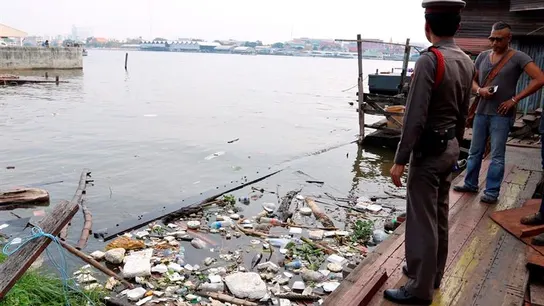 Agentes de policía en el lugar donde fue descubierto parte del cadáver descuartizado Agentes de policía en el lugar donde fue descubierto parte del cadáver descuartizado