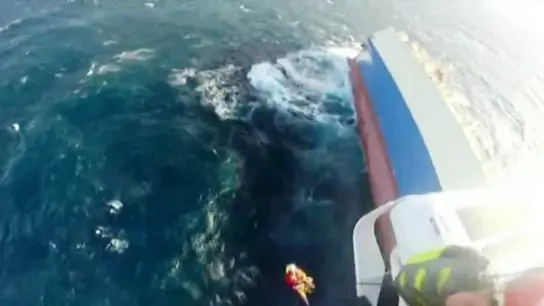 Imágenes del rescate de los tripulantes del 'Modern Express' Imágenes del rescate de los tripulantes del 'Modern Express'