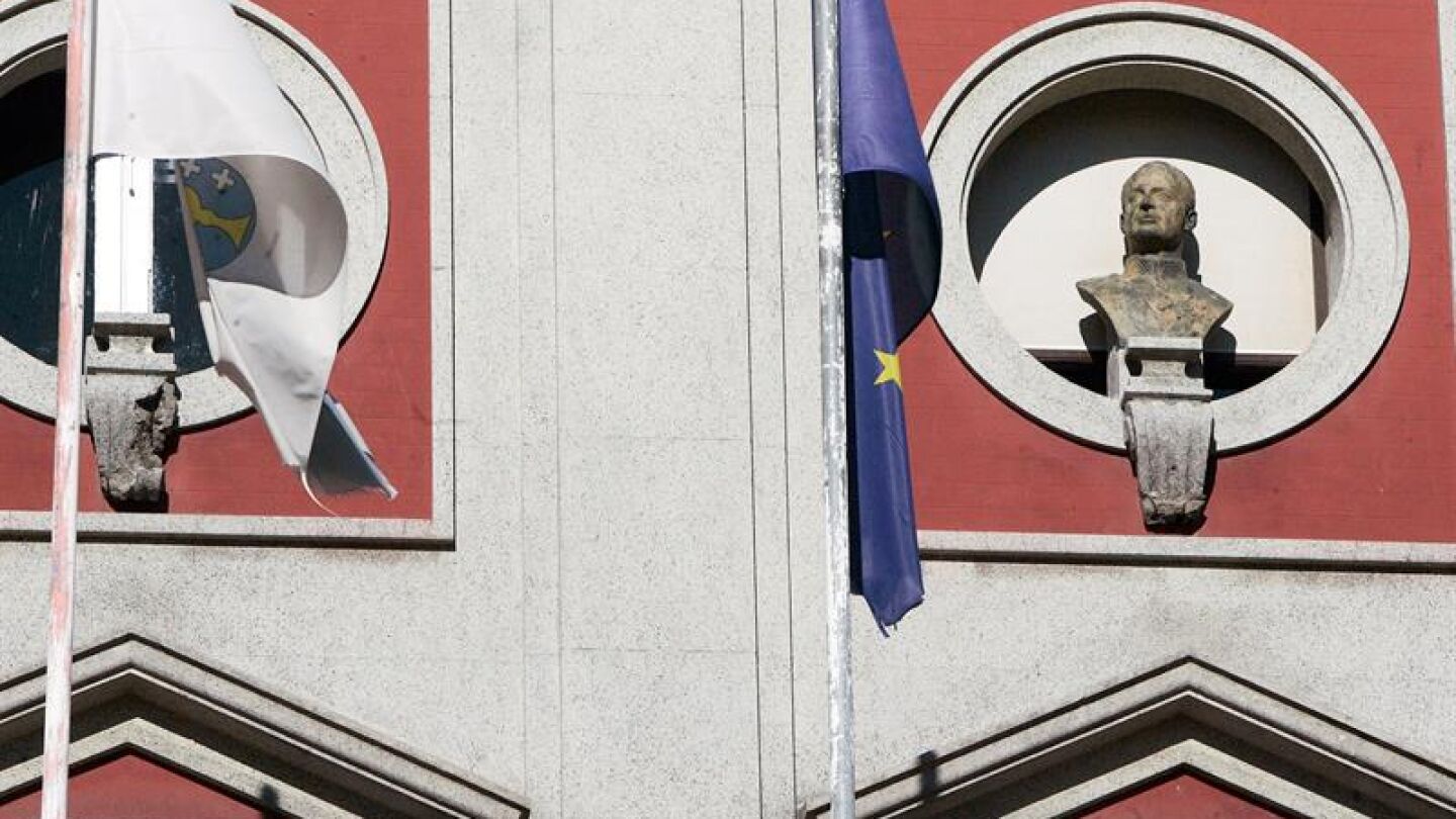 ista del busto del rey em&eacute;rito Juan Carlos I en el Ayuntamiento de Ferrol