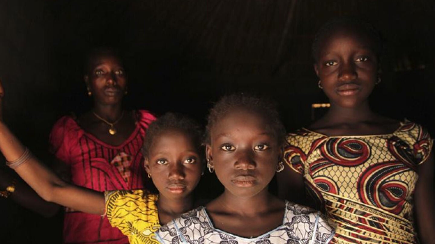 Una mujer con sus hijas en Guinea Bisau