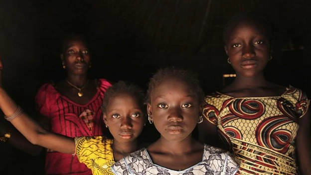 Una mujer con sus hijas en Guinea Bisau Una mujer con sus hijas en Guinea Bisau
