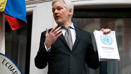Assange, en el balcón de la embajada de Ecuador Assange, en el balcón de la embajada de Ecuador
