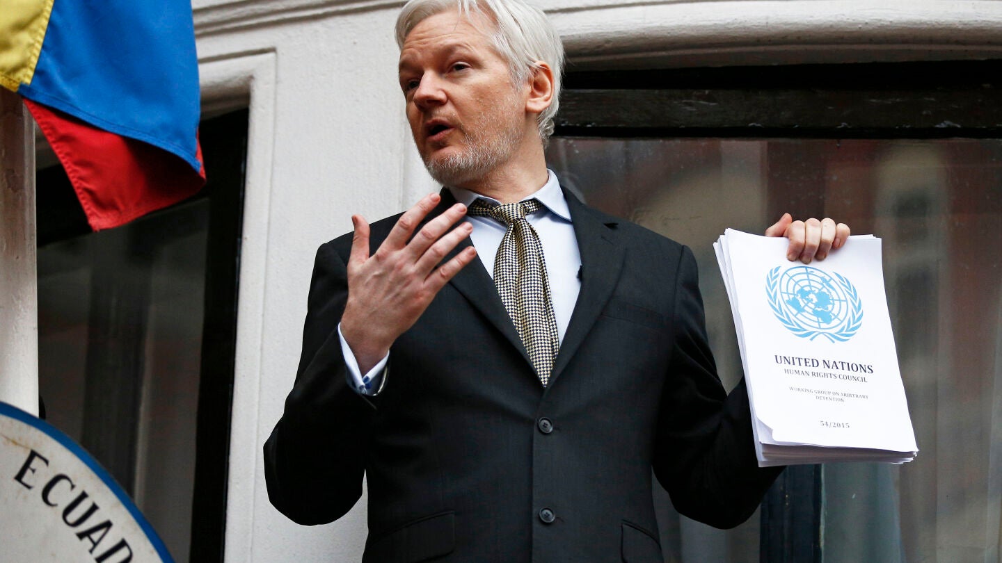 Assange, en el balc&oacute;n de la embajada de Ecuador