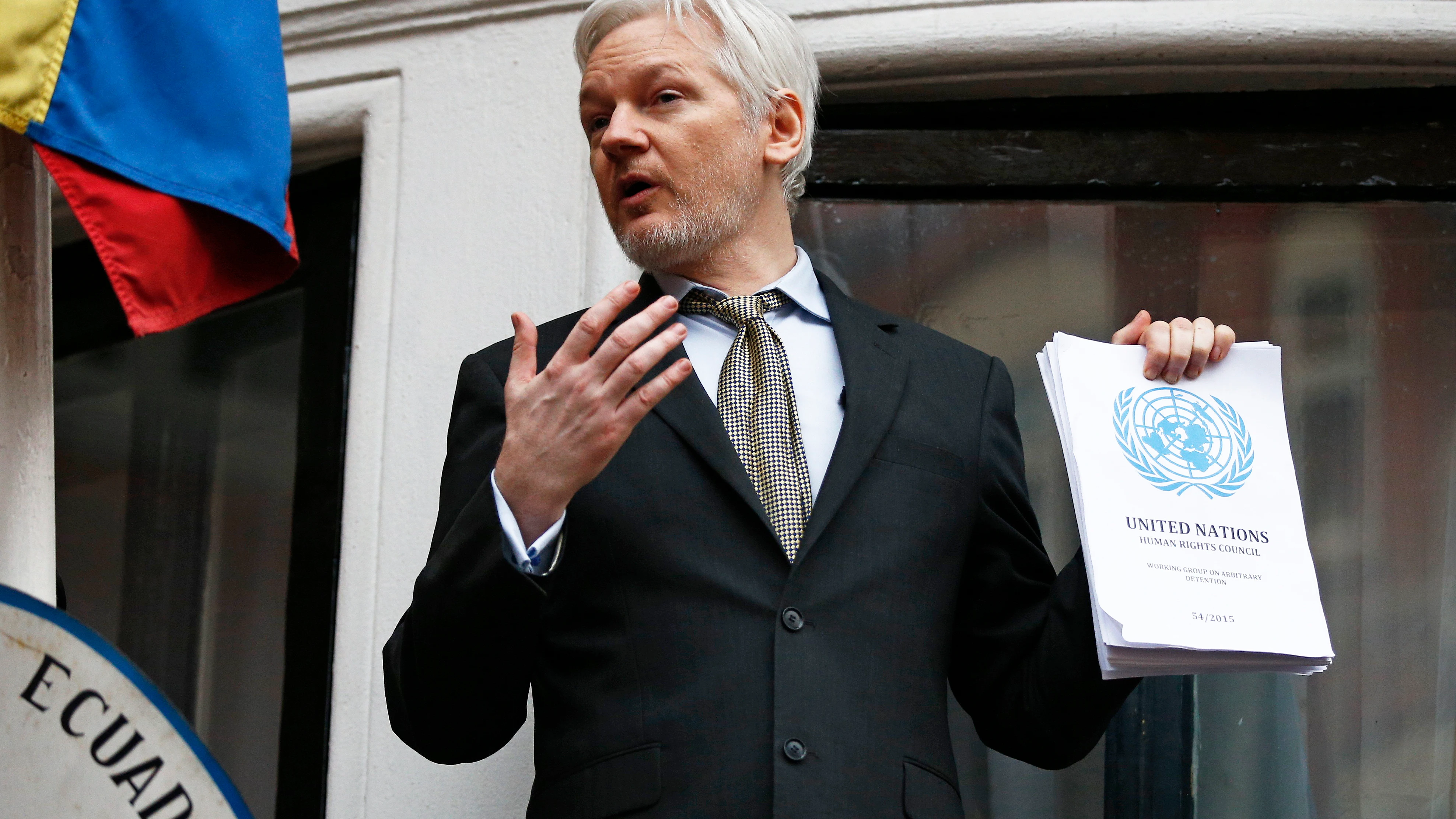 Assange, en el balcón de la embajada de Ecuador Assange, en el balcón de la embajada de Ecuador