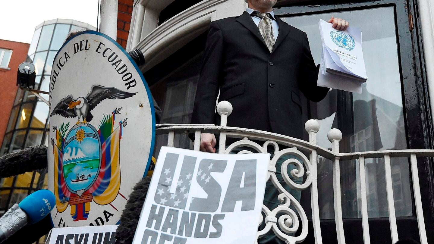 El fundador del portal WikiLeaks, Julian Assange, en el balc&oacute;n de la embajada de Ecuador en Londres