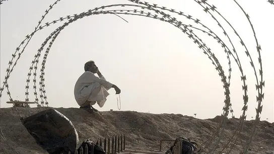 Un iraquí sentado al frente de la prisión de Abu Ghraib al oeste de Bagdad, Irak Un iraquí sentado al frente de la prisión de Abu Ghraib al oeste de Bagdad, Irak